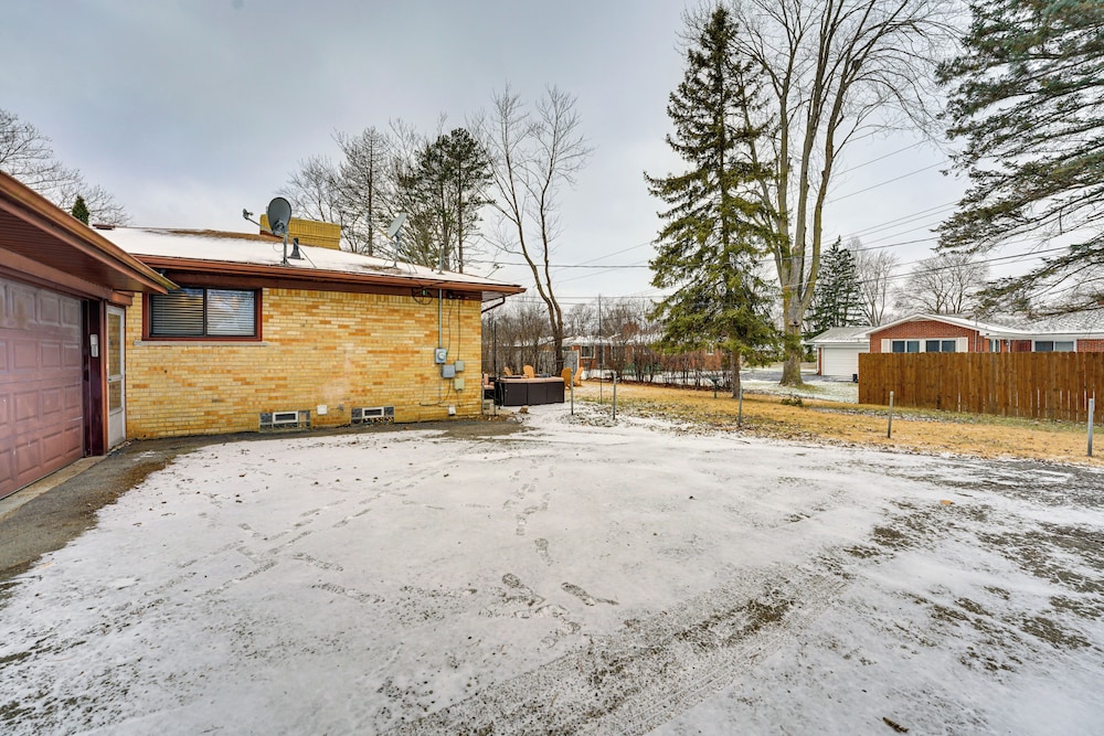 Fire Pit & Yard: Family Home in Farmington Hills!