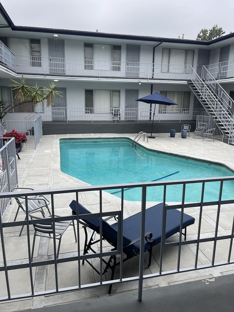 Hollywood Business Suites