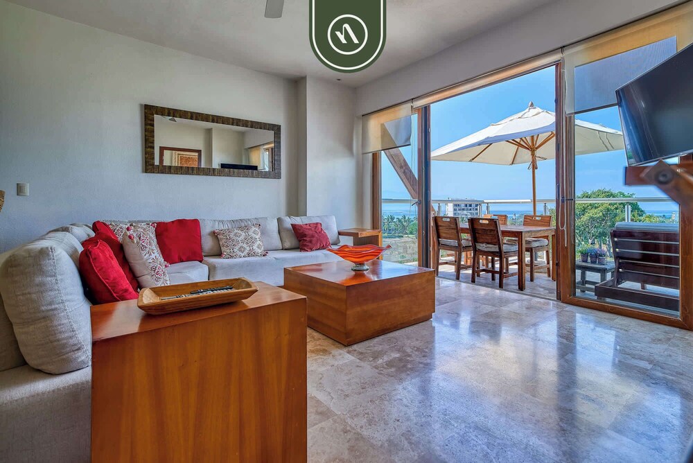 Oceanfront 3BR Condo With Beach Club - Pool