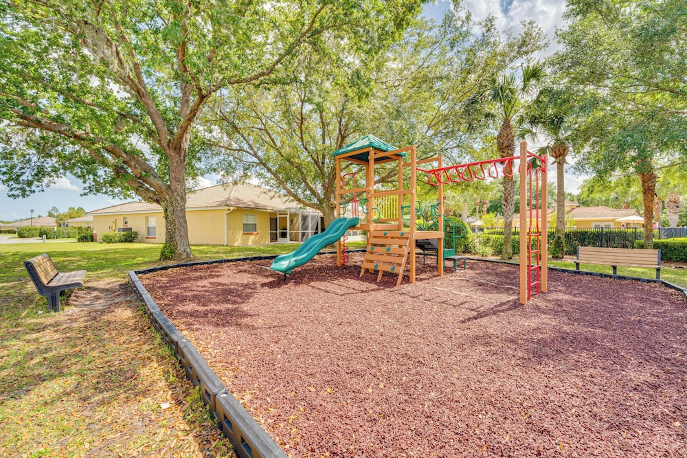 Pool Access: Family-friendly Poinciana Condo!
