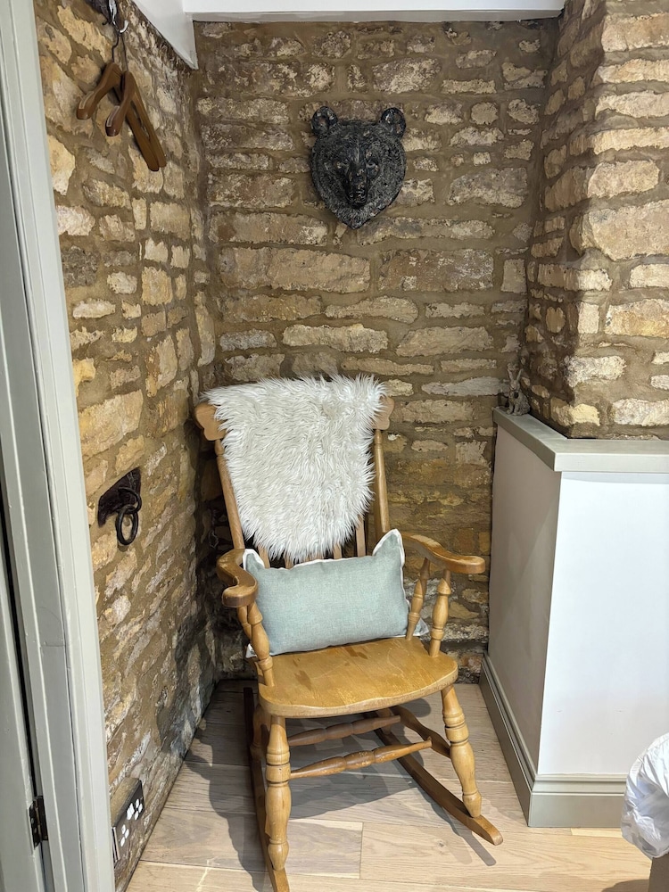 Cottage on High Street, own Parking and EV Charger