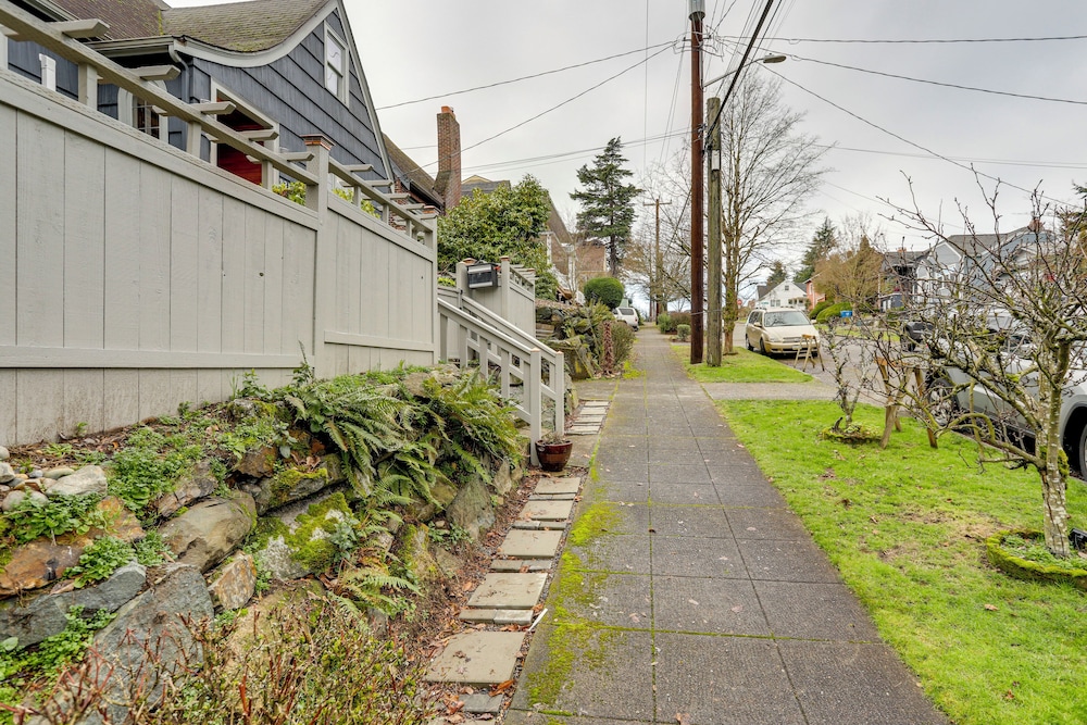 Charming Tudor-style Apt Near Green Lake!