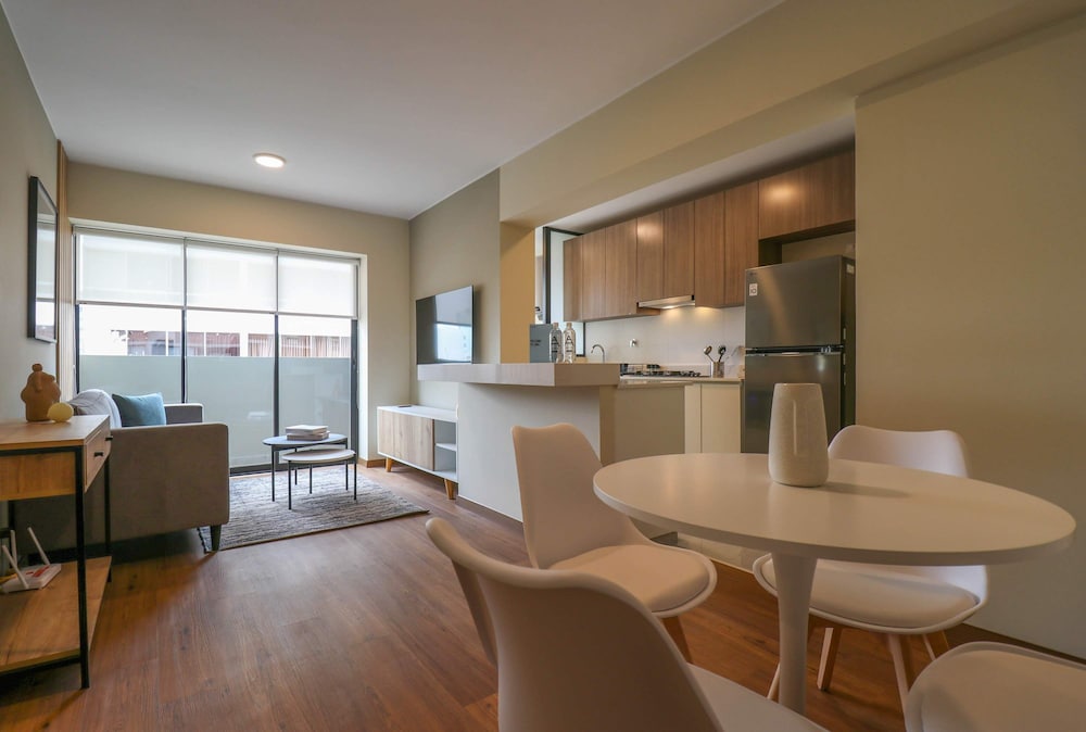 w Glorious 2BR w Perfect Balcony Near Kennedy Park