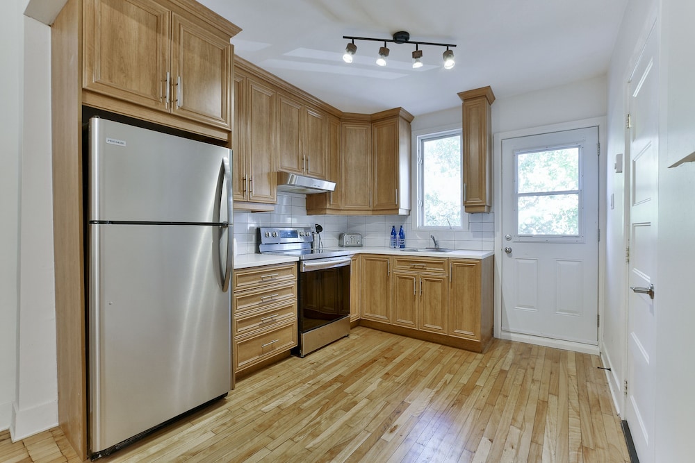 Lovely 1BR - 5mins from Laurier Metro