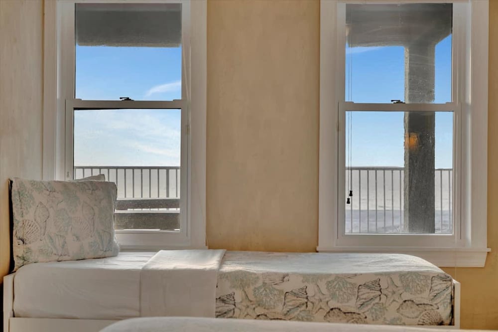 Stones Throw Beachfront Family Suite 3 Views