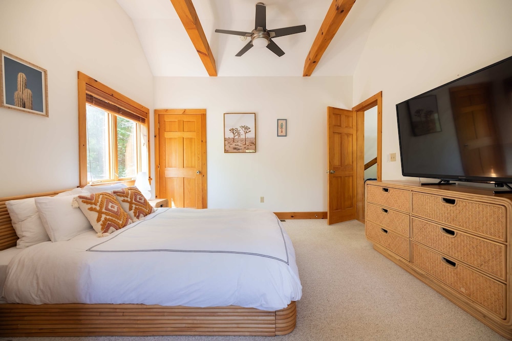Luxury Private Estate w Pool Near Rhinebeck