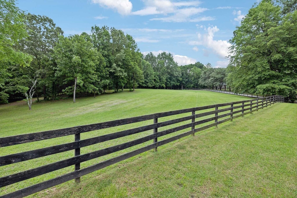 35 Acre Villa w/ Pool, Spa, Wine Cellar & Gym + Near Golf Club La Pearla Ranch by Avantstay