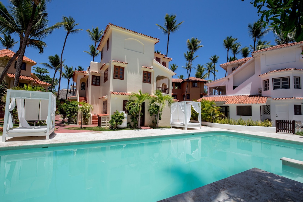 Los Corales Beach Village