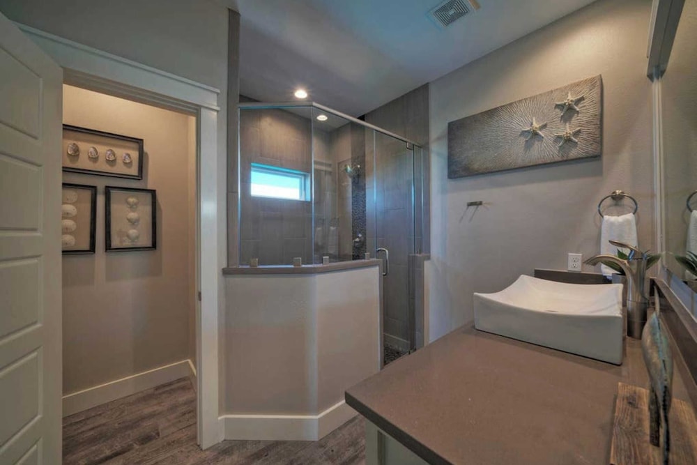 Sleeps 21, 2 Homes 2 Private Pools, Fire Pit, Swing Bar Walk to the Beach