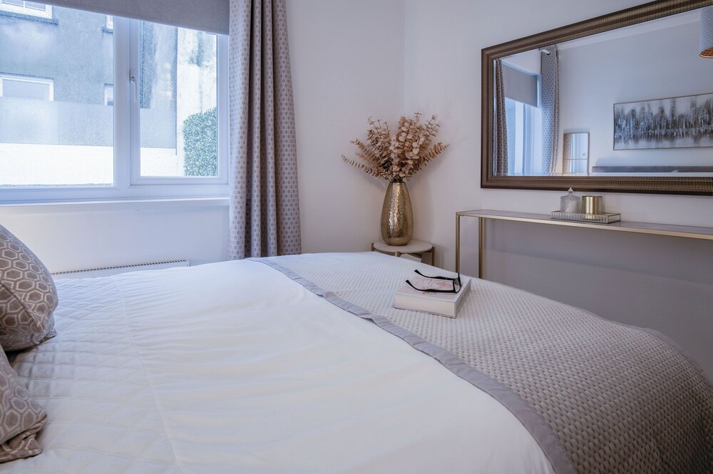 Luxurious Apartment Charlton Mews - 2 Bed - Tenby view 3