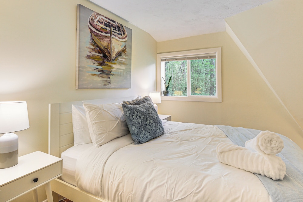 3 Mi to Kent Falls: Nature Escape w/ Deck & Garden