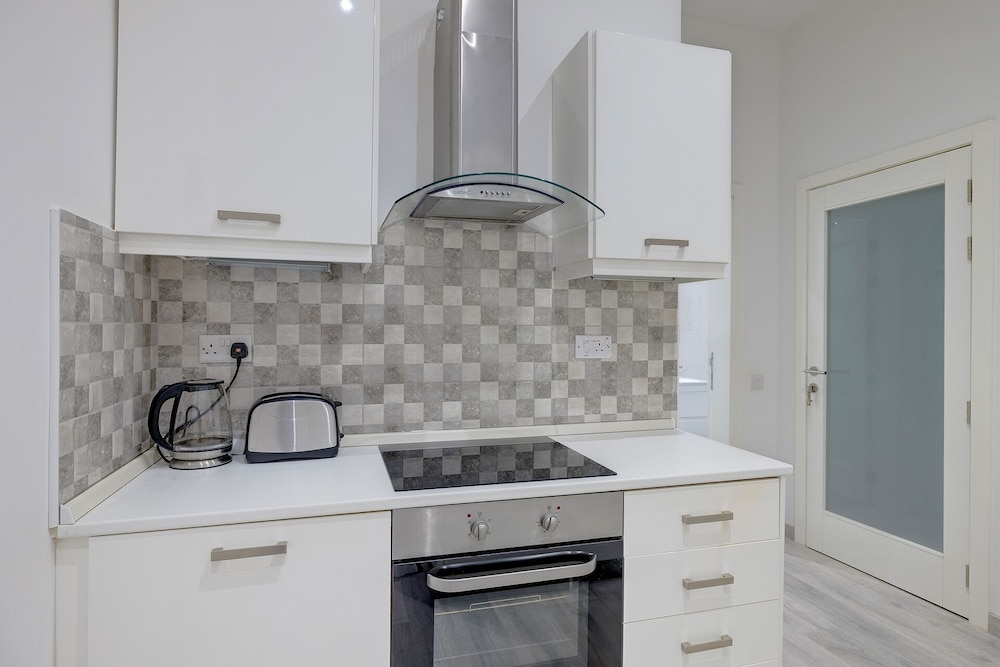 Stylish 1BR Apartment Steps to the Promenade view 3