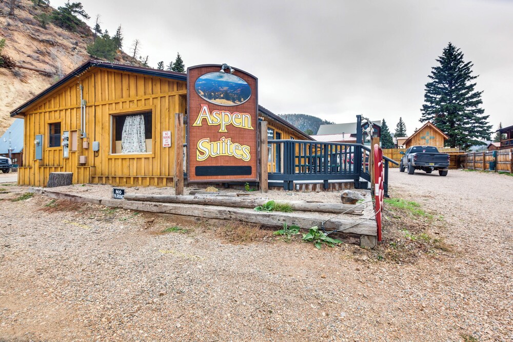 Cozy Red River Getaway - Walk to Main Street view 3
