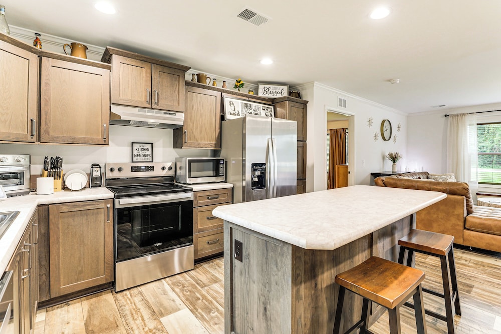 Dog Friendly, Screened Porch: St Stephen Retreat!