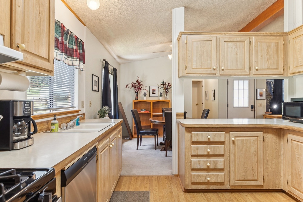 Lincoln Lodge 2 Bedroom Cabin by Yosemite Region Resorts
