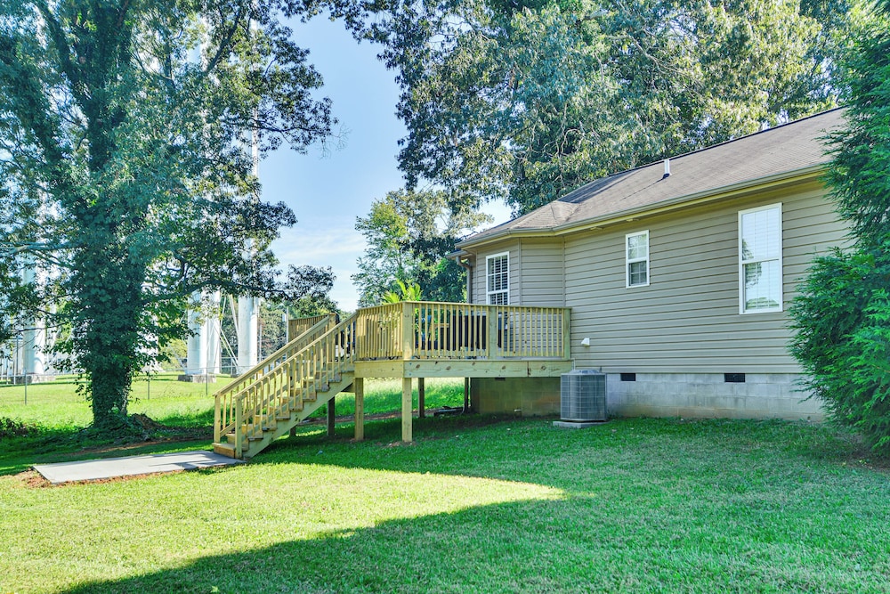 Central High Point Home < 1 Mi to Downtown! view 2