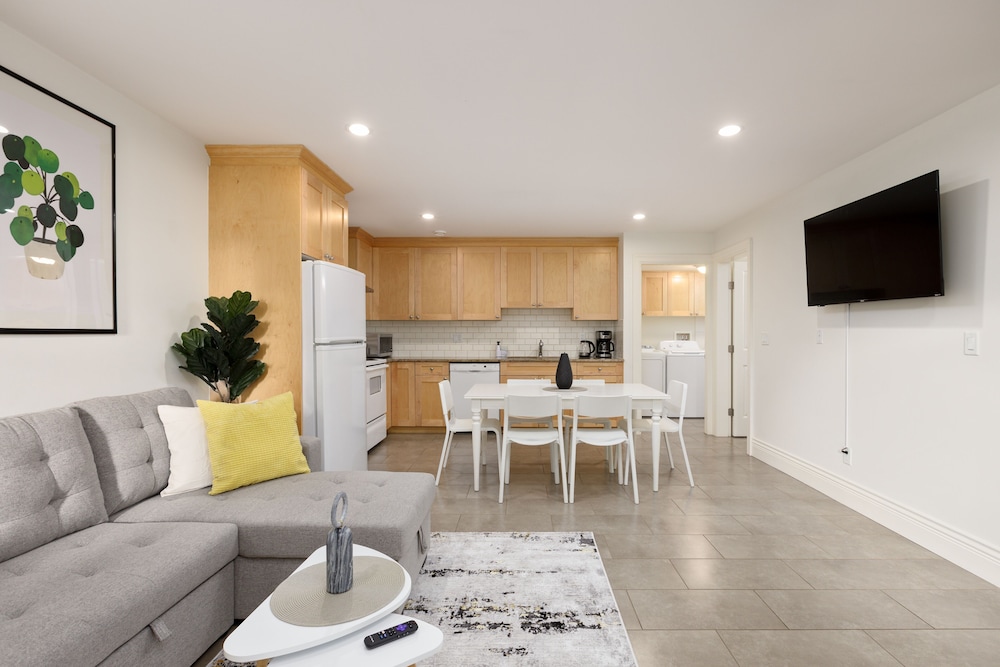 Cozy 2BR BSMT Suite Near Grouse Mt. and Edgemont.