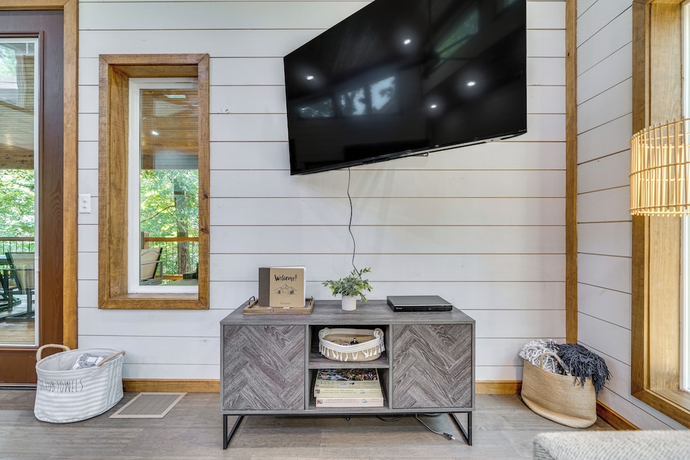 Creekside Cabin w/ Views & Hot Tub in Broken Bow
