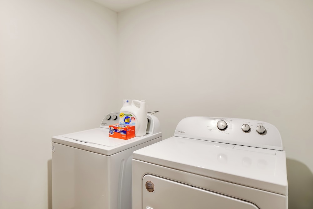 Hot Tub, Pool Table & Fireplaces: Blue River Gem