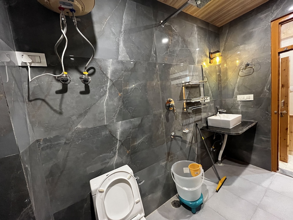 Hotel Mid Orchard Kasol (Riverside)