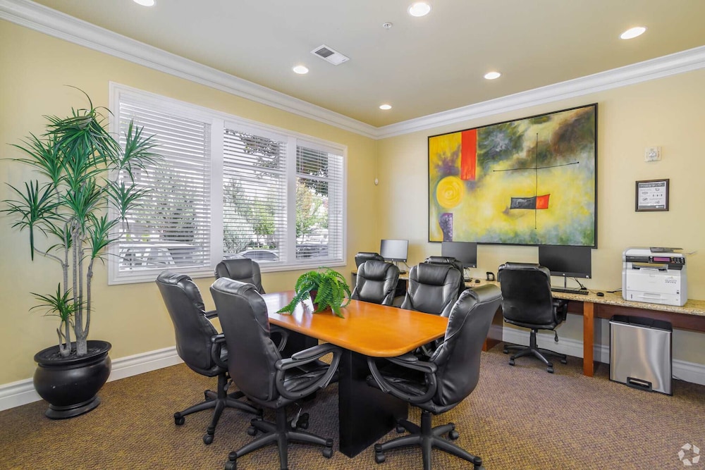 New Trendy 1BR Apartment With Heated Pool Gym Minigolf