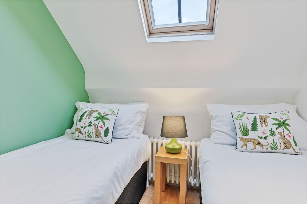 Majestic Mews Apartment with Free Parking | By My Getaways