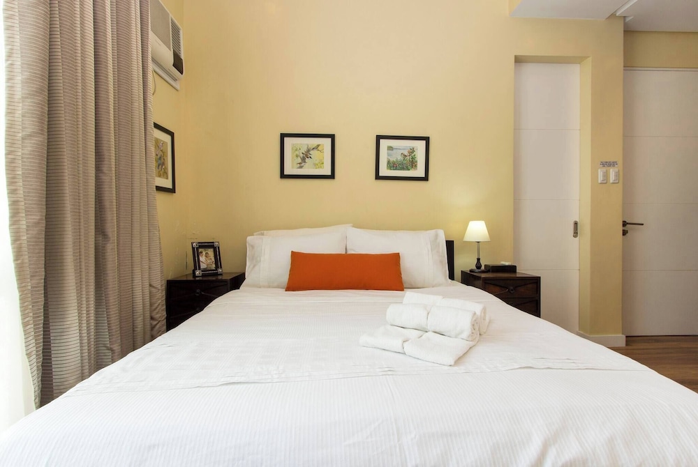 Elegant 2BR Apartment in Upscale Fort BGC Fast Wifi