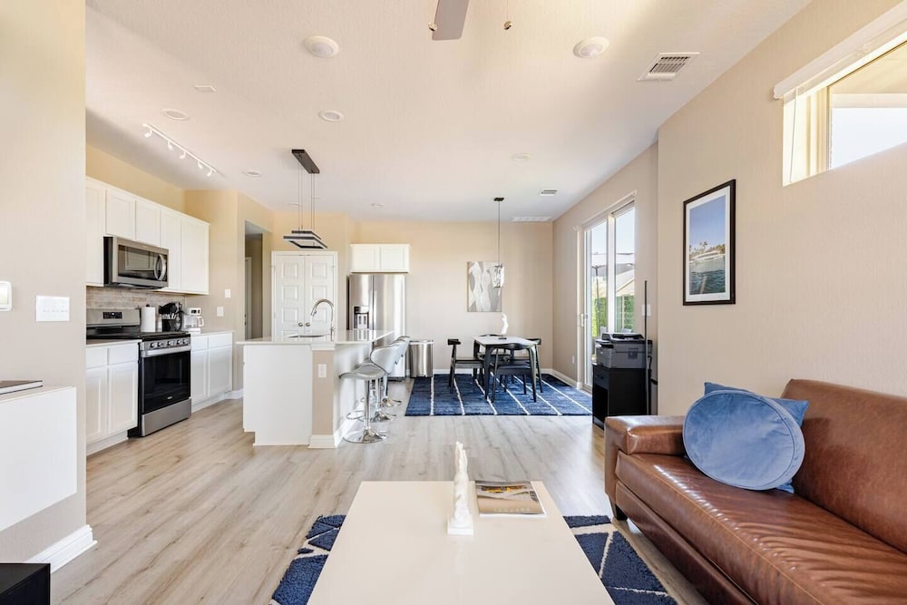 Luxury 2S Condo Hot Tub Gym Pool Airport