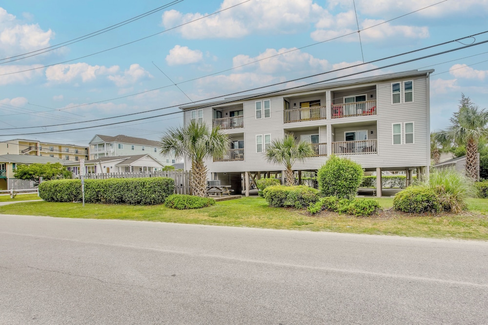 Grand Strand Coastal Condo: Walk to Beaches! view 3