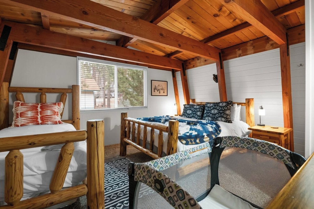 Moonridge Manor Cozy Retreat with Hottub
