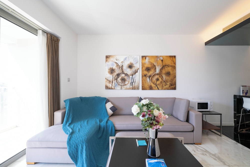 Tyms 2BR 1BA Apt Xujiahui Metro