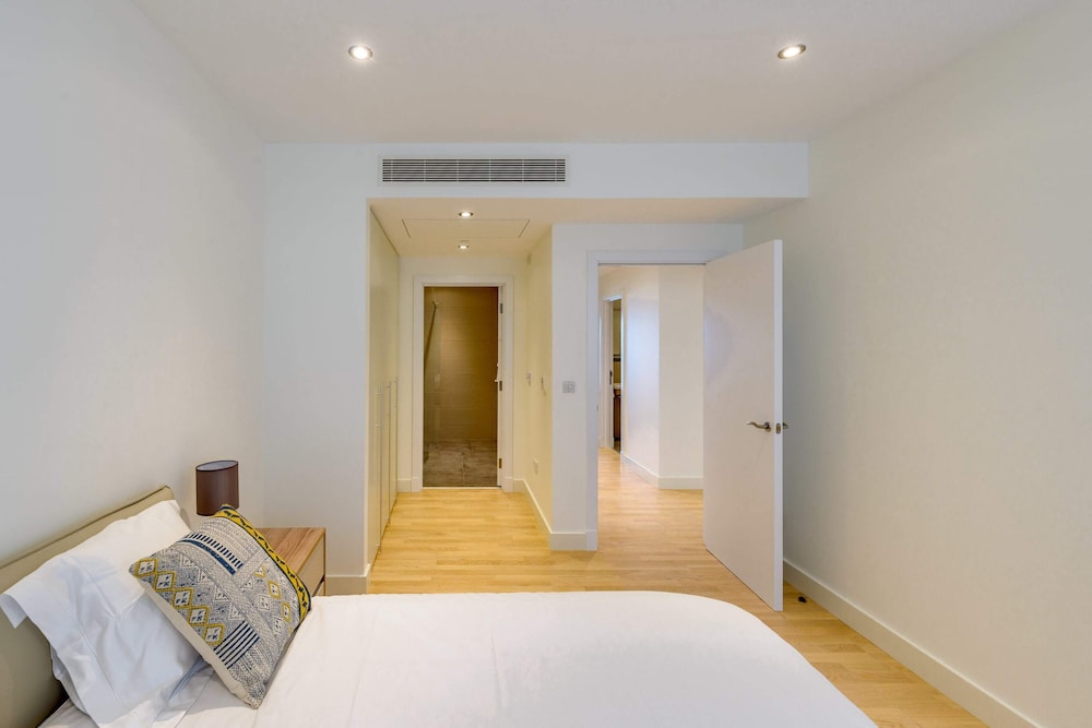 Luxury Modern Apartment With Exceptional Views! Hosted by Sweetstay view 5