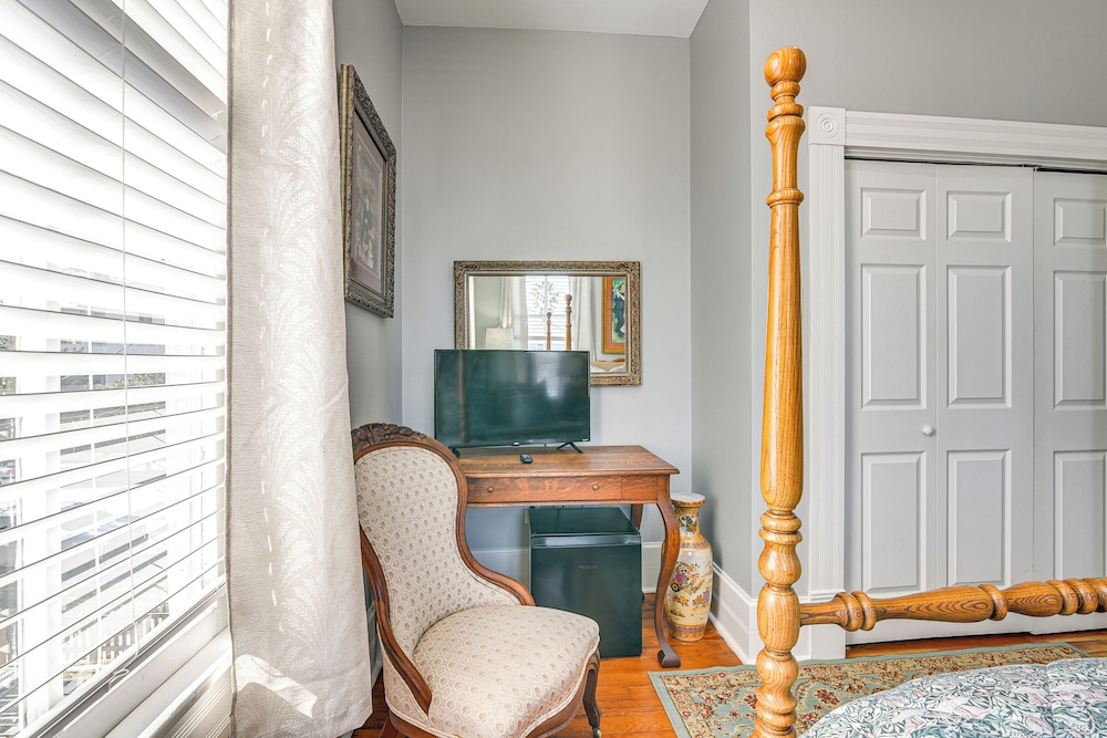 Walk to the Strand: Hideaway Haven Retreat