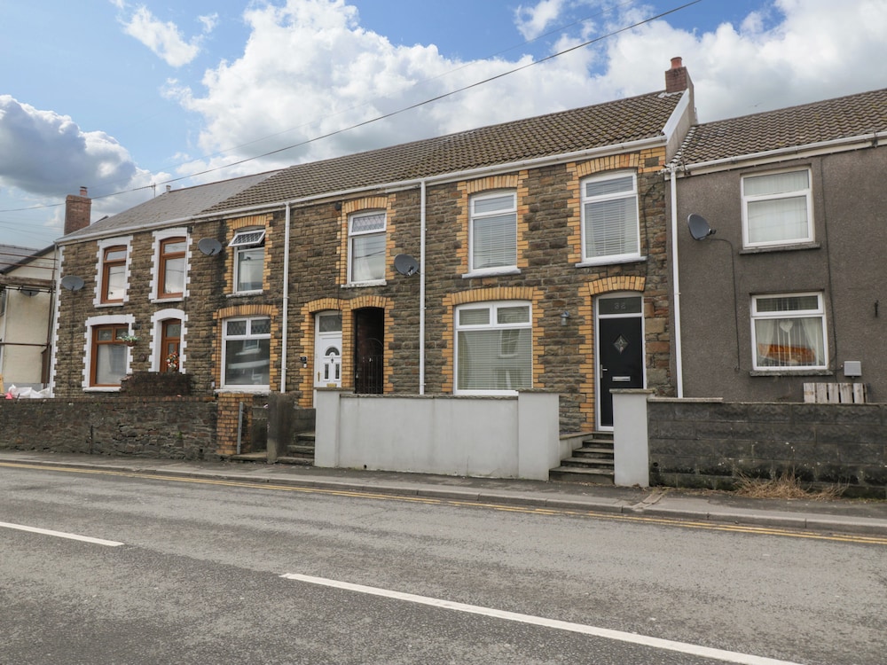 32 Bridgend Road