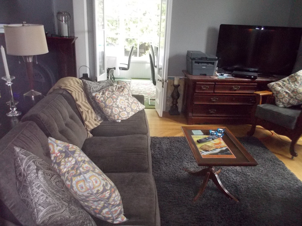 Gananoque Vacations - Seaway Manor - Property Image 3