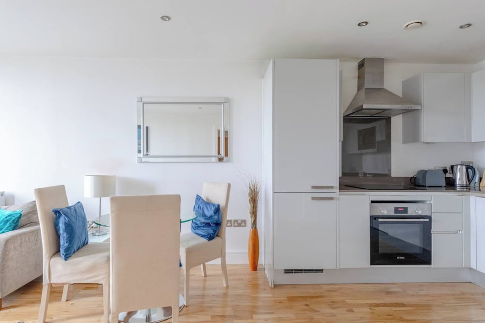 Sleek & Sunny 1BD Flat Near Greenwhich - Deptford!