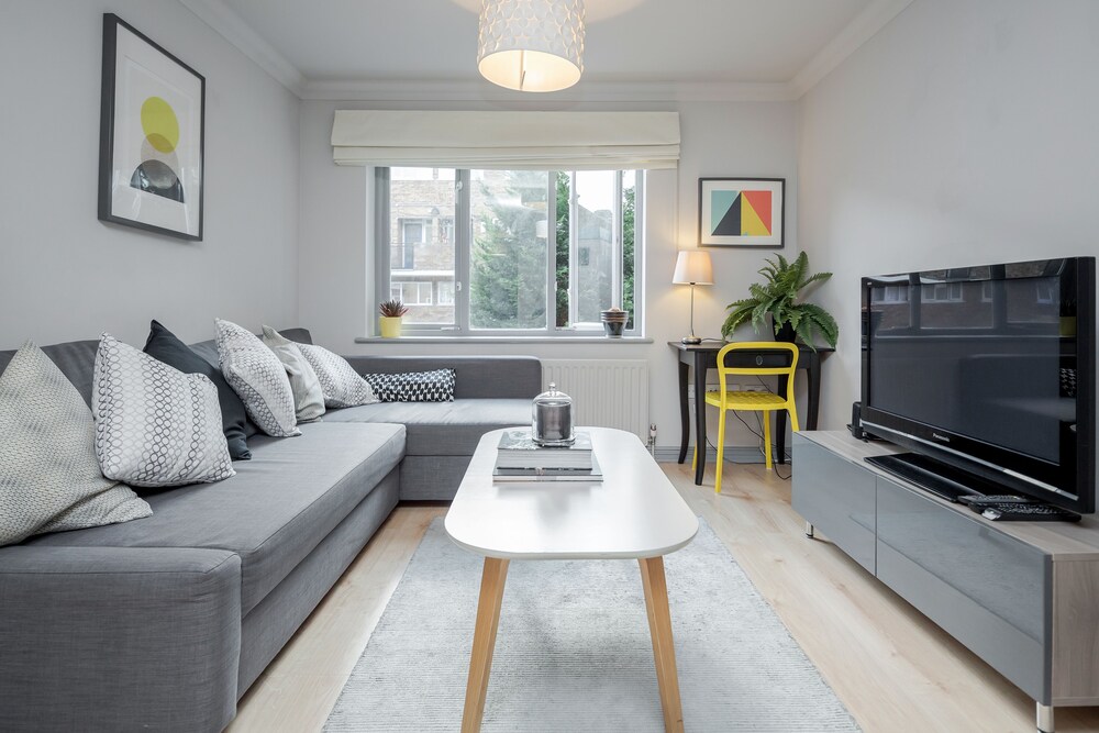 Hoxton 2 Bed Apartment by BaseToGo