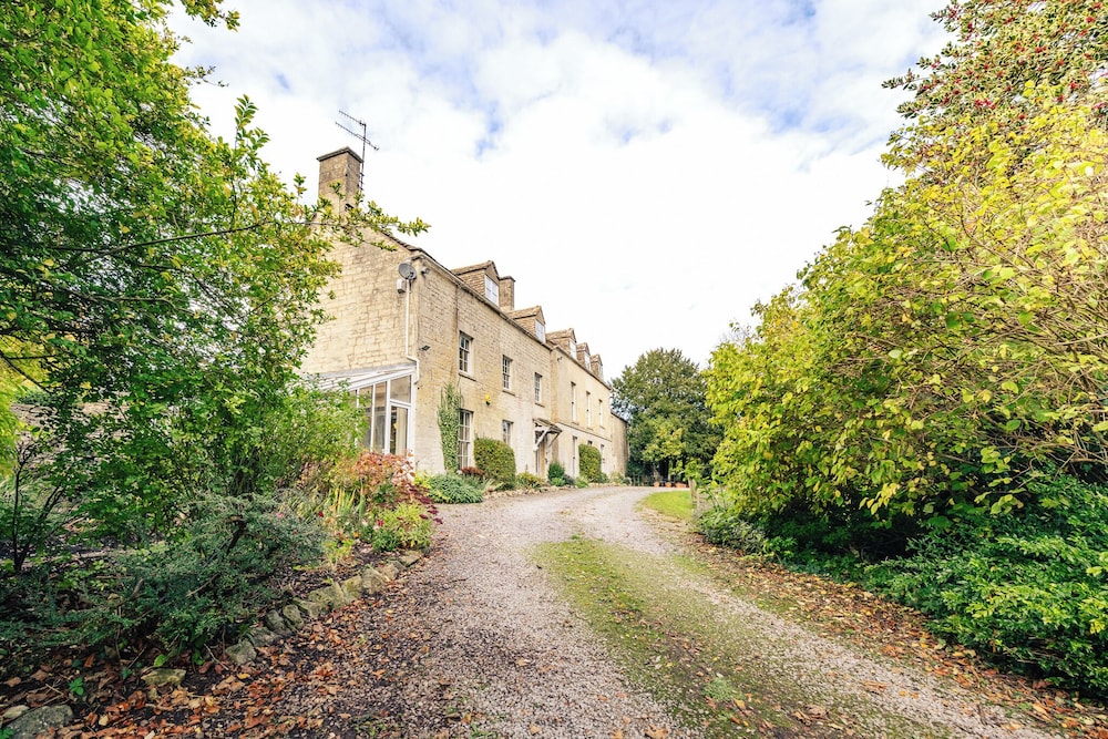 Stunning 8-Bedroom Home in Painswick