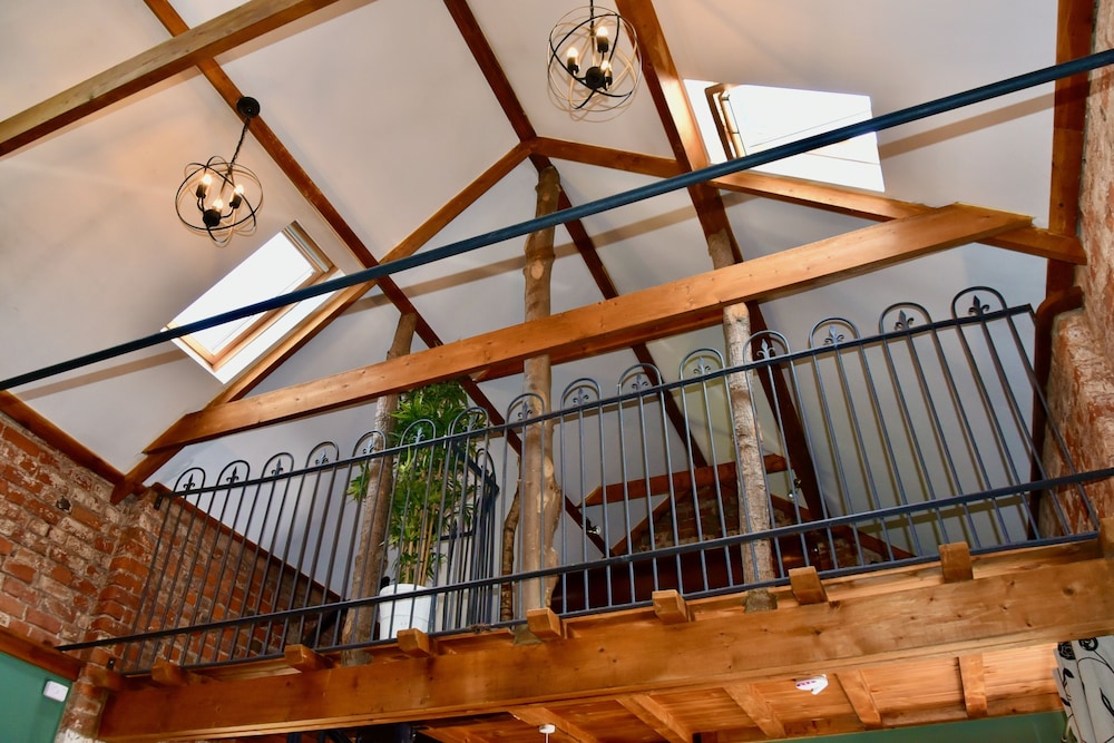 2-bed 18th Century Barn - Sleeps 6 - Pet Friendly view 2