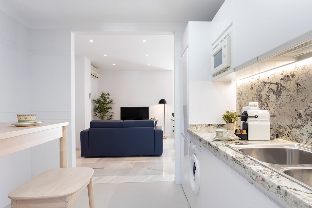 Exclusive 2BD Apartment With Private Terrace in Marbella Royal Gardens