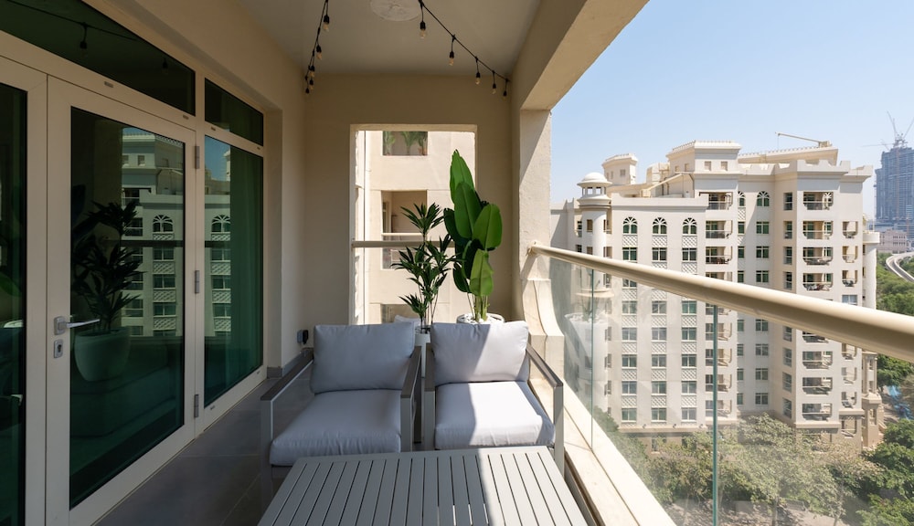 Sleek 2BR Apt at the Palm w Beach Access