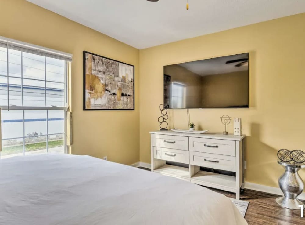 Urban Chic Townhome Near Downtown view 5
