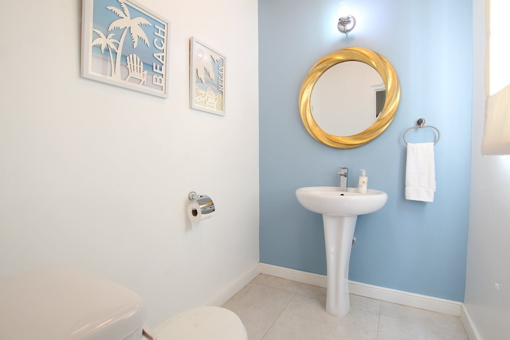 Relax Poolside At This Stylish Townhouse - Porters Gate 24 by BSL Rentals
