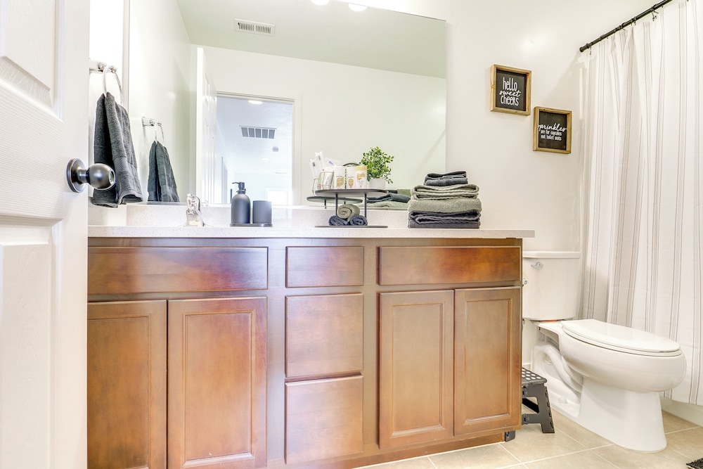 4 Mi to Zions Bank Stadium: Sleek Herriman Retreat