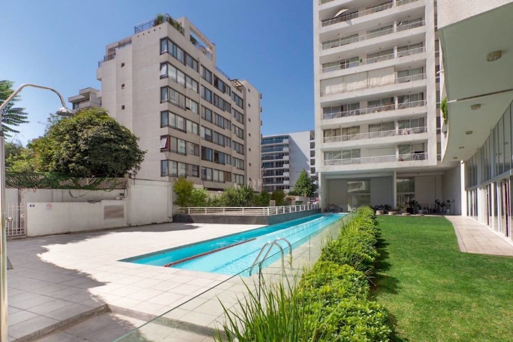 Stylish 1BR Apt w Top Location Metro Pool Gym