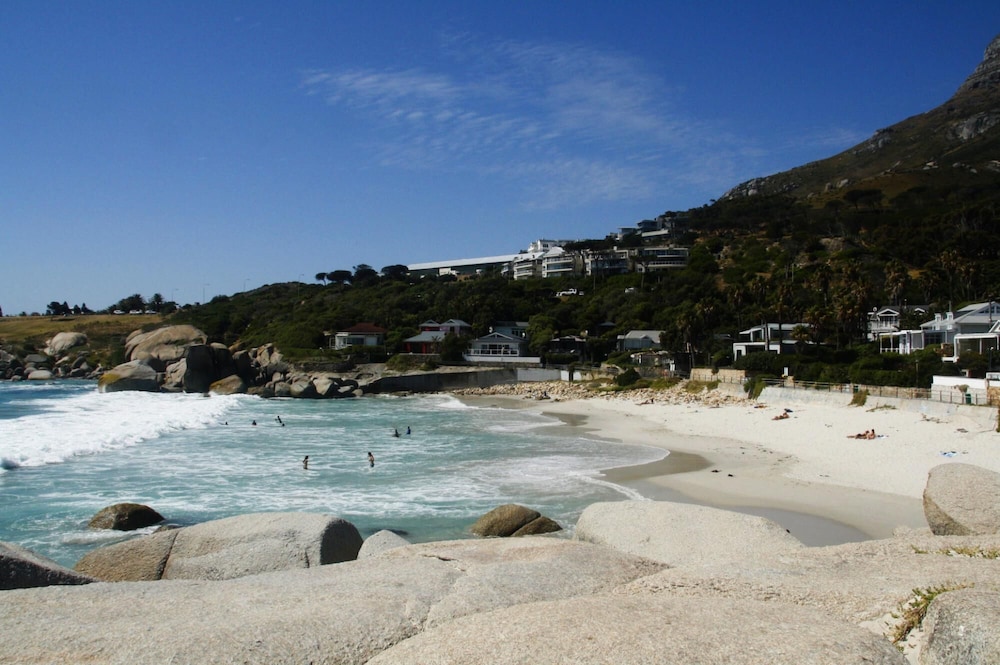 Stylish 2 Bedroom Apartment in Camps Bay Asilvertide view 3