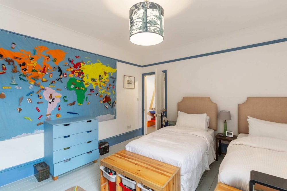Lovely 4 Bedroom House near Portobello