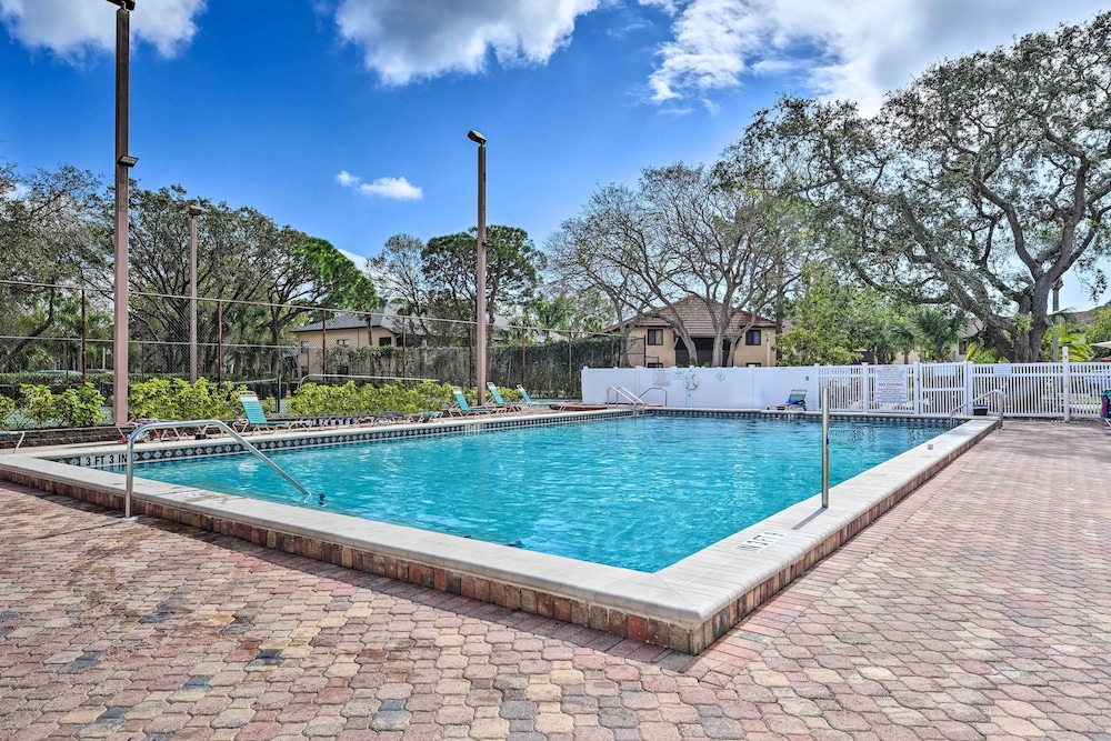 7 Mi to Beach: Condo w/ Pool Access in Bradenton!