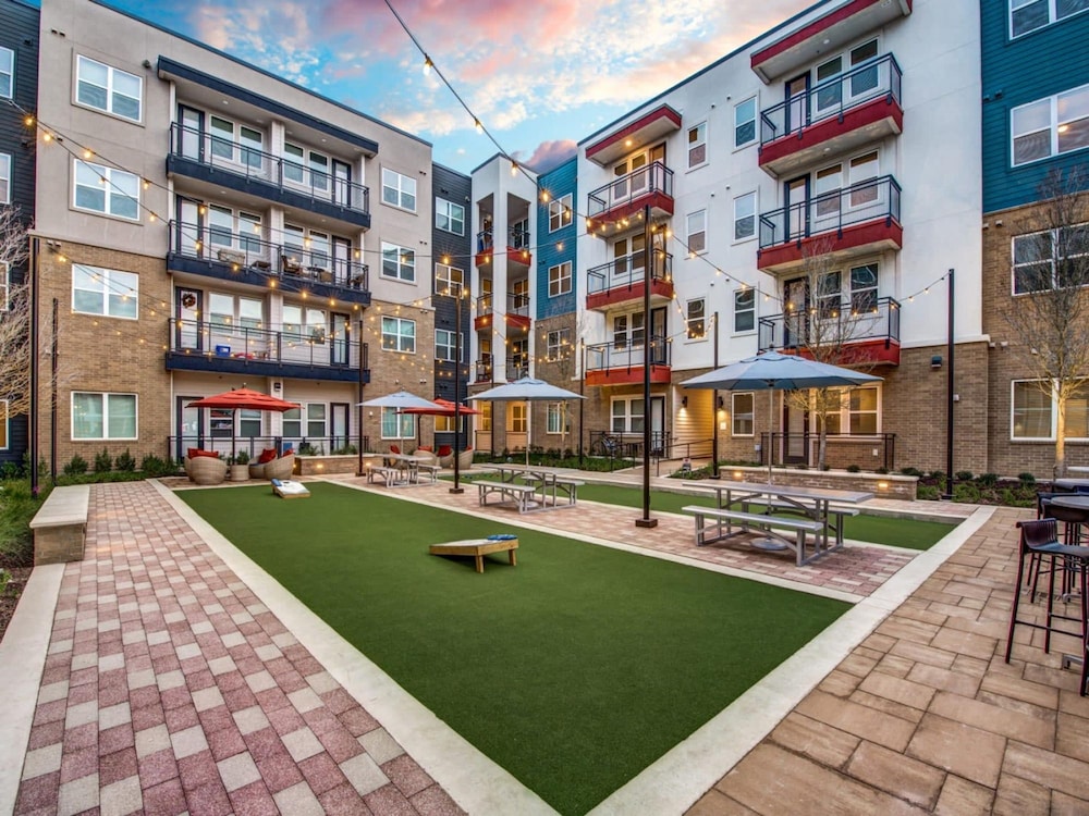 Elegant 1BR King Suite Close to DT w Fast Wifi - Image 3