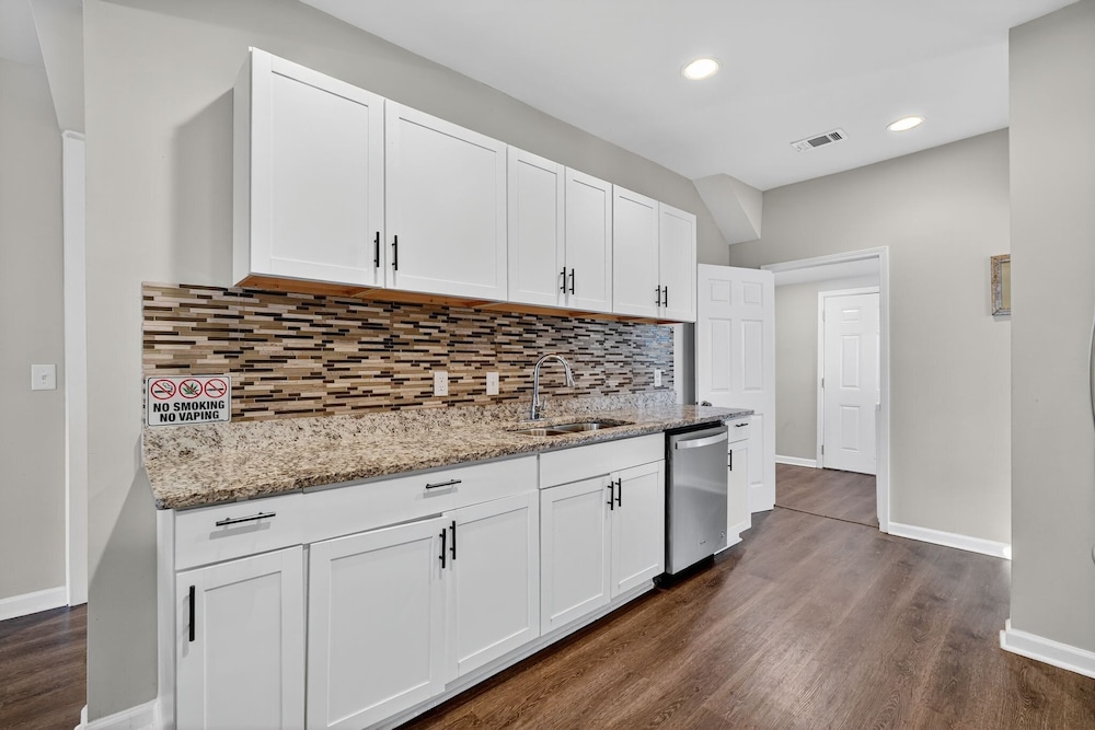 Spacious 4br Mozley Park Home With Fenced Yard 4 Bedroom Home